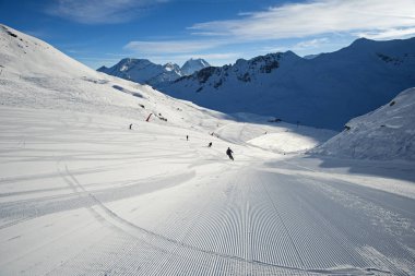 Kayakçı Alp Kayak merkezinde bir pist üzerinde
