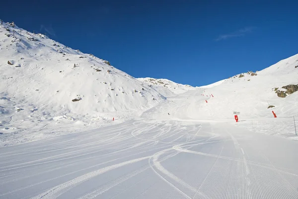 Veja uma pista na estância de esqui alpina — Fotografia de Stock