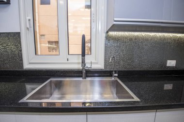 Modern mutfak lavabo bir lüks daire