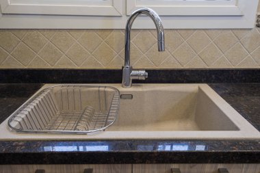 Modern mutfak lavabo bir lüks daire