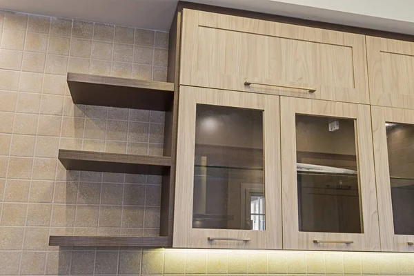 Desain lemari dapur modern di apartemen mewah — Stok Foto