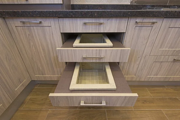 キッチンインテリアデザインスライド食器棚の詳細 — ストック写真