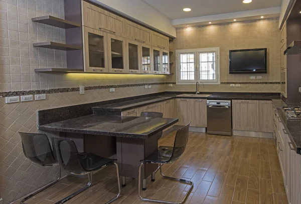Moderní kuchyně v luxusním bytě — Stock fotografie