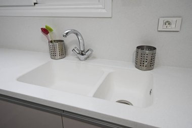 Lüks bir dairede modern mutfak lavabo tasarımı