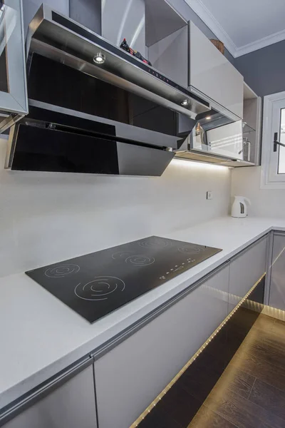 豪华公寓的现代厨房炊具设计 — 图库照片