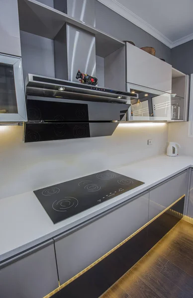 Cuisine moderne design cuisinière dans un appartement de luxe — Photo