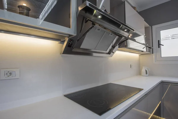 Modern köks spis design i en lyxig lägenhet — Stockfoto