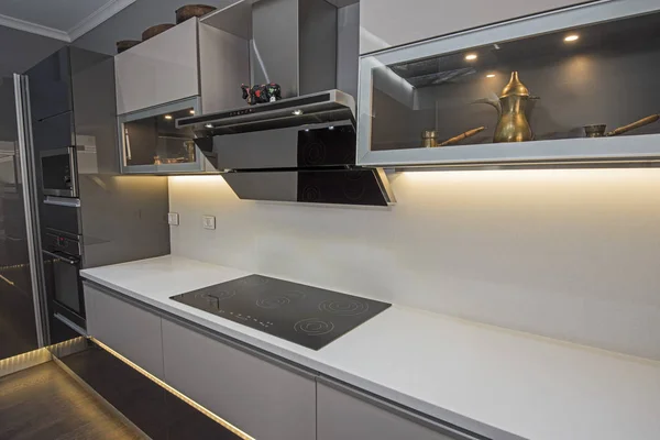 Сучасний дизайн кухонної плити в розкішній квартирі — стокове фото