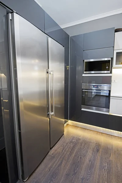 Design de cuisine moderne dans un appartement de luxe — Photo