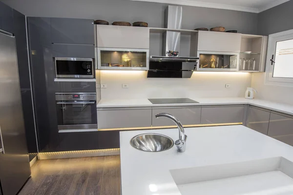 Moderne keuken design in een luxe appartement — Stockfoto