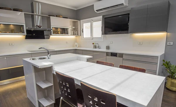 Lüks bir dairede modern mutfak tasarımı — Stok fotoğraf
