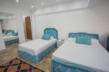 Lüks bir dairede ikiz yatak