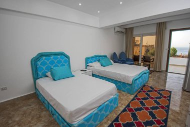 Deniz manzaralı lüks bir dairede ikiz yatak