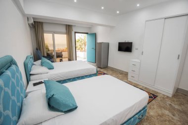 Deniz manzaralı lüks bir dairede ikiz yatak