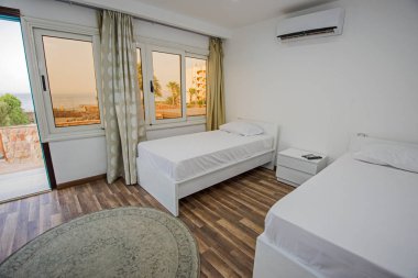 Deniz manzaralı lüks bir dairede ikiz yatak