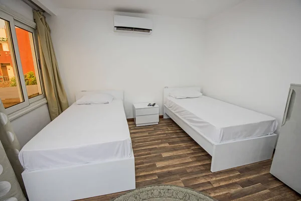 Две односпальные кровати в роскошной квартире с видом на море — стоковое фото