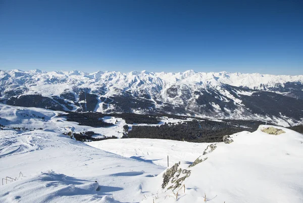 Karla kaplı dağ sırası boyunca panoramik manzara — Stok fotoğraf