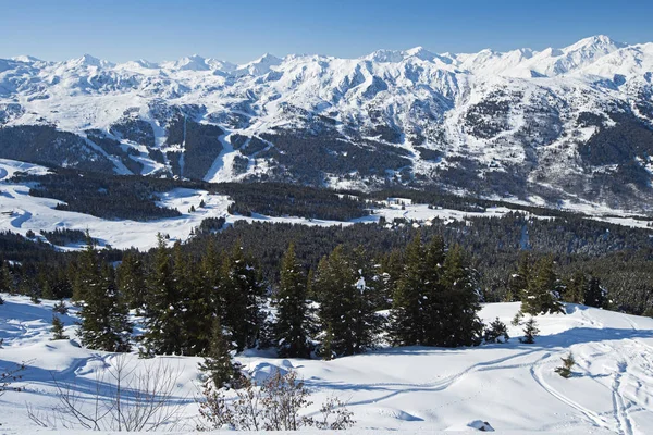 Panoramablick über schneebedecktes Gebirge — Stockfoto