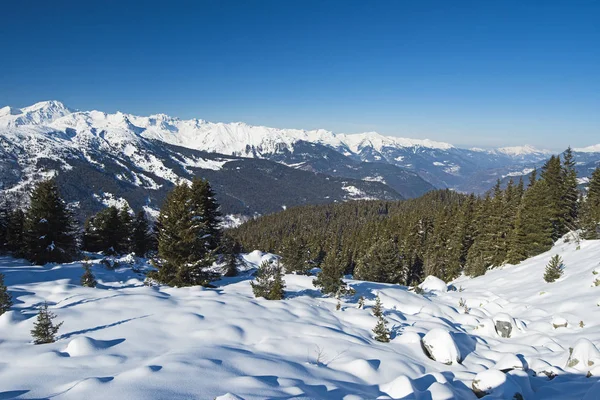 Karla kaplı dağ sırası boyunca panoramik manzara — Stok fotoğraf