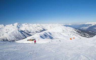 Kayakçı Alp Kayak merkezinde bir pist üzerinde