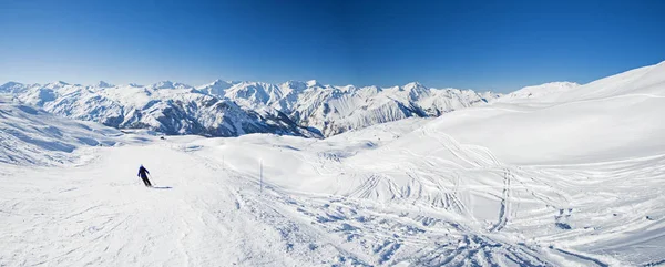 Sciatori su una pista in località sciistica alpina — Foto Stock