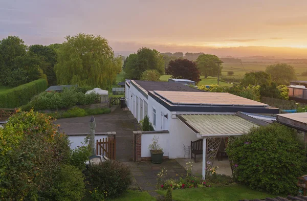 Lever de soleil sur le paysage rural rural village — Photo