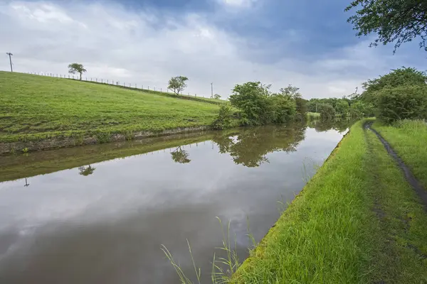 Blick auf einen britischen Kanal in ländlicher Umgebung — Stockfoto