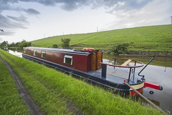 Schmalboot auf einem britischen Kanal in ländlicher Umgebung — Stockfoto