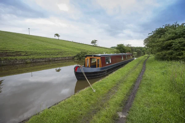 Smalboot op een Brits kanaal in landelijke omgeving — Stockfoto