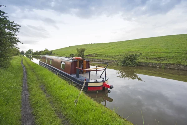 Barco estrecho en un canal británico en un entorno rural —  Fotos de Stock