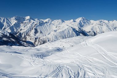 Karla kaplı dağ sırası boyunca panoramik manzara