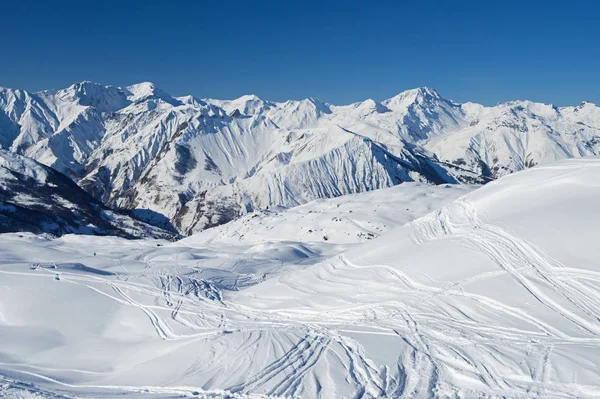 Karla kaplı dağ sırası boyunca panoramik manzara — Stok fotoğraf