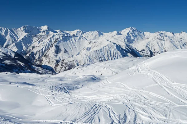 Panoramautsikt över den snötäckta Alp bergskedjan — Stockfoto