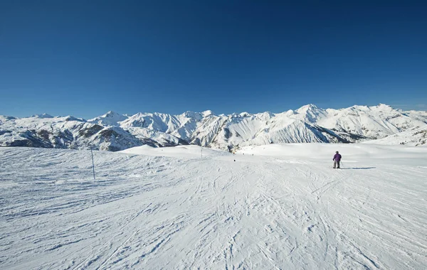 Skiërs op een PISTEMAKERS in alpine skiresort — Stockfoto