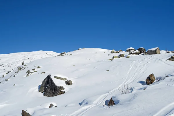 Panoramisch uitzicht over de besneeuwde Alpen helling — Stockfoto