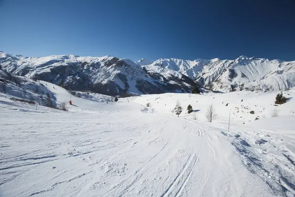 Alp disiplini kayak merkezinde bir pistaşağı görünümü — Stok fotoğraf