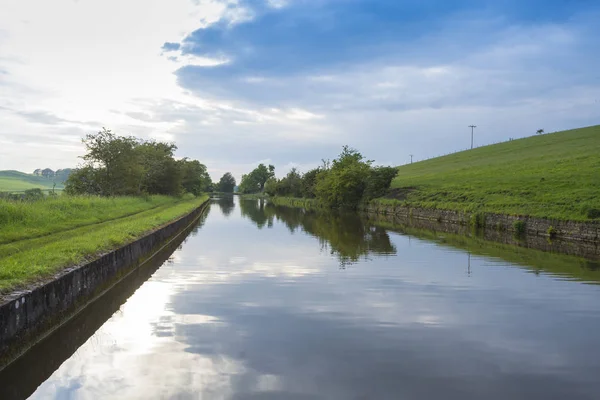 Vista de um canal britânico em ambiente rural — Fotografia de Stock