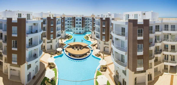 Zwembad met bar in een luxe tropisch hotel appartement Reso — Stockfoto