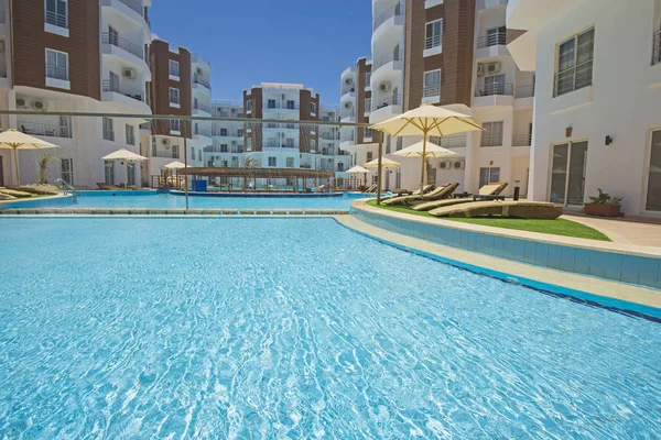 Piscina con bar en un lujoso hotel tropical apartamento reso — Foto de Stock