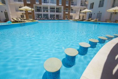 Lüks bir tropikal otel daire reso bar ile Yüzme havuzu