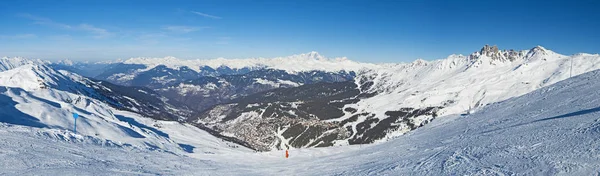Vue panoramique sur la chaîne de montagnes alpines enneigées — Photo