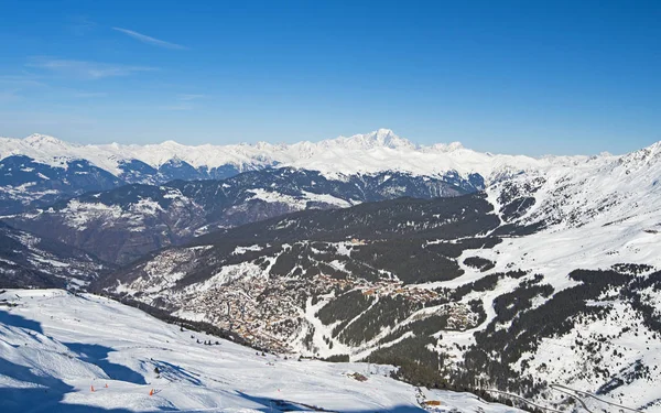 Panoramic view across snow covered alpine mountain range — Stock Photo, Image