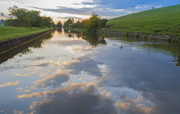 田舎のイギリス運河の眺め — ストック写真