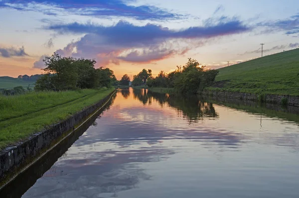 Vista de um canal britânico em ambiente rural — Fotografia de Stock