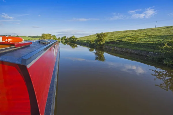 Narrowboat em um canal britânico em ambiente rural — Fotografia de Stock