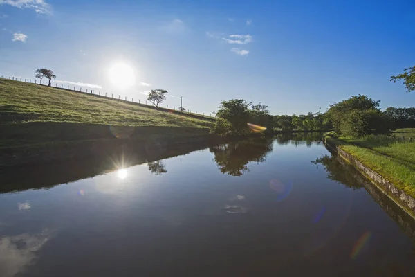 Blick auf einen britischen Kanal in ländlicher Umgebung — Stockfoto