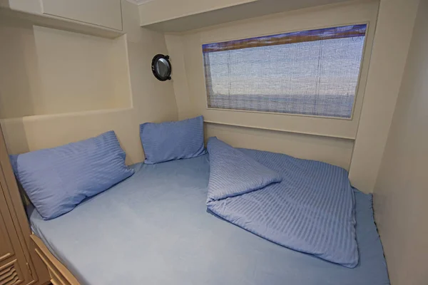 Interno della cabina su yacht di lusso — Foto Stock