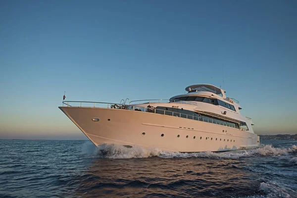 Luxusní motorovou jachtou plachtění na moři — Stock fotografie