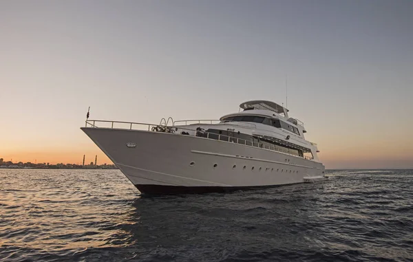 Luksusowy prywatny Jacht motorowy żeglugi na morzu — Zdjęcie stockowe