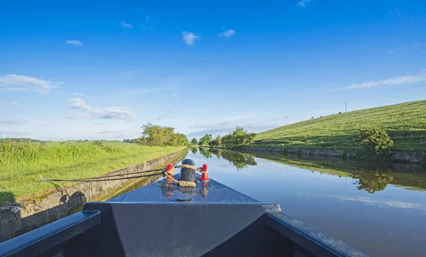Vista de um canal britânico em ambiente rural — Fotografia de Stock